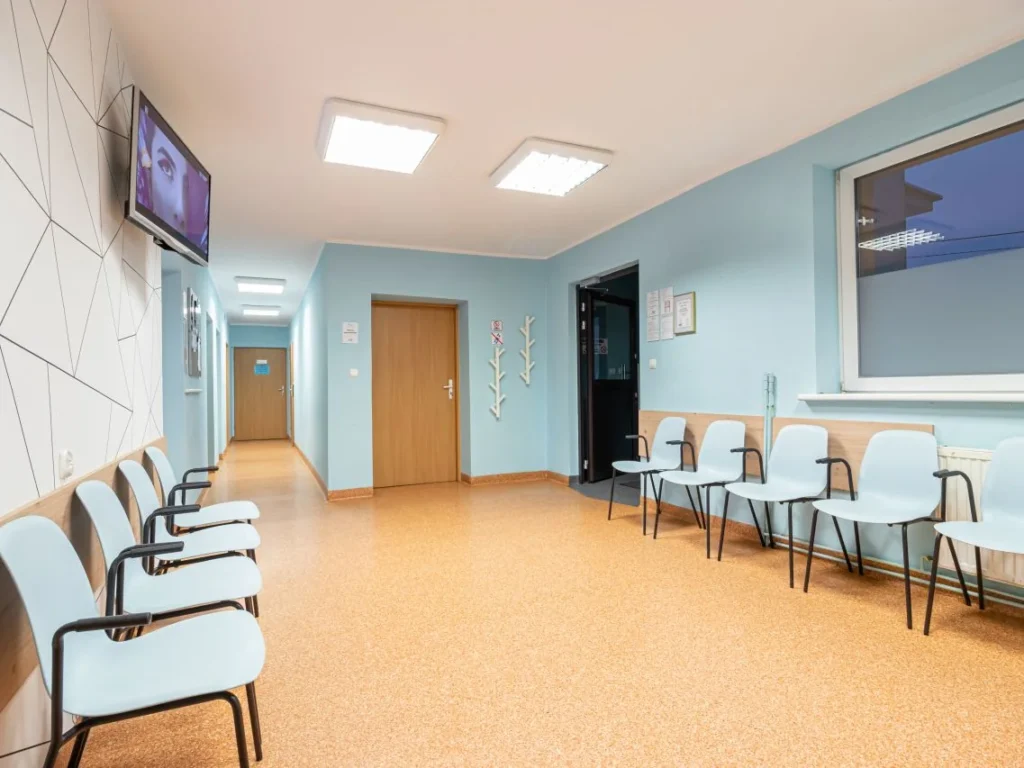 Korytarz z miejscami do siedzenia w przychodni Balticmed Stepnica