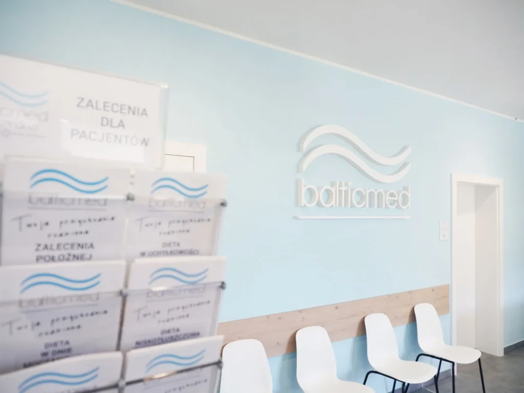 Materiały dla pacjentów w poczekalni przychodni Balticmed Węgorzyno